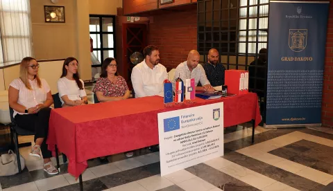 ĐAKOVOUz Muzej Đakov&scaron;tine, na čijoj su zgradi radovi već započeli te je on privremeno zatvoren, počinje i energetska obnova Centra za kulturu Đakovo (CZK), koji zgradu Hrvatskog doma dijeli s Gradskom knjižnicom i čitaonicom.kolovoz 2024.