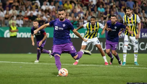 Arnel Jakupovic of Maribor shoots a penalty during the UEFA Europa Conference League 3rd qualifying round second leg match between Maribor and Fenerbahce at Ljudski Vrt Stadium. Final score; Maribor 0:3 Fenerbahce. (Photo by Milos Vujinovic/SOPA Images/Sipa USA) Photo: SOPA Images/SIPA USA