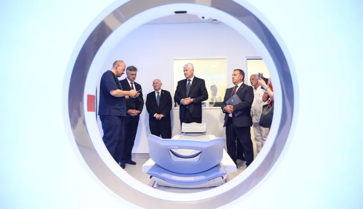 Sveta Nedjelja, 27.08.2024. - Predsjednik Vlade RH Andrej Plenković posjetio je Specijalnu bolnicu Radiochirurgija Zagreb i prisustvovao prezentaciji "Borba protiv karcinoma"&nbsp;. Na fotografiji Andrej Plenković, Dragan Schwarz ravnatelj Radiochirurije, Vili Bero&scaron;.foto HINA/ Admir BULJUBA&Scaron;IĆ/ abu