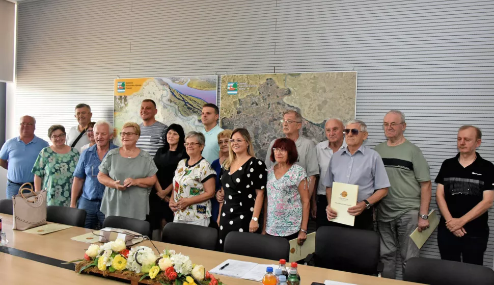 slavonija...Vinkovci...28.08.2024.mala župamijska vijecnica; uručeni ugovori za 19 umirovljeničkih udruga Vukovarsko-srijemske županije po natječaju za financiranje/sufinanciranje projekata i programa koje provode umirovljeničke udruge s područja vsž; nazocio Marinko Lukenda državni tajnik ministarstva radamirovinskog sustava, obitelji i socijalne politike, a ugovore urucio župan Franjo Orešković; foto Gordan Panić