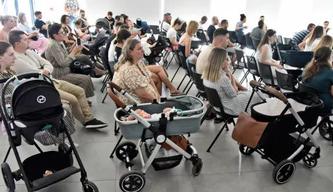 slavonija...Vinkovci...28.08.2024.gradska knjižnica i citaonica; zamjenik gradonačelnika Josip Romić održao prijem za roditelje novorođene djece i u ime grada urucio im novčanu naknadu za svako novorođeno djete; uručeno 75 naknada;foto Gordan Panić