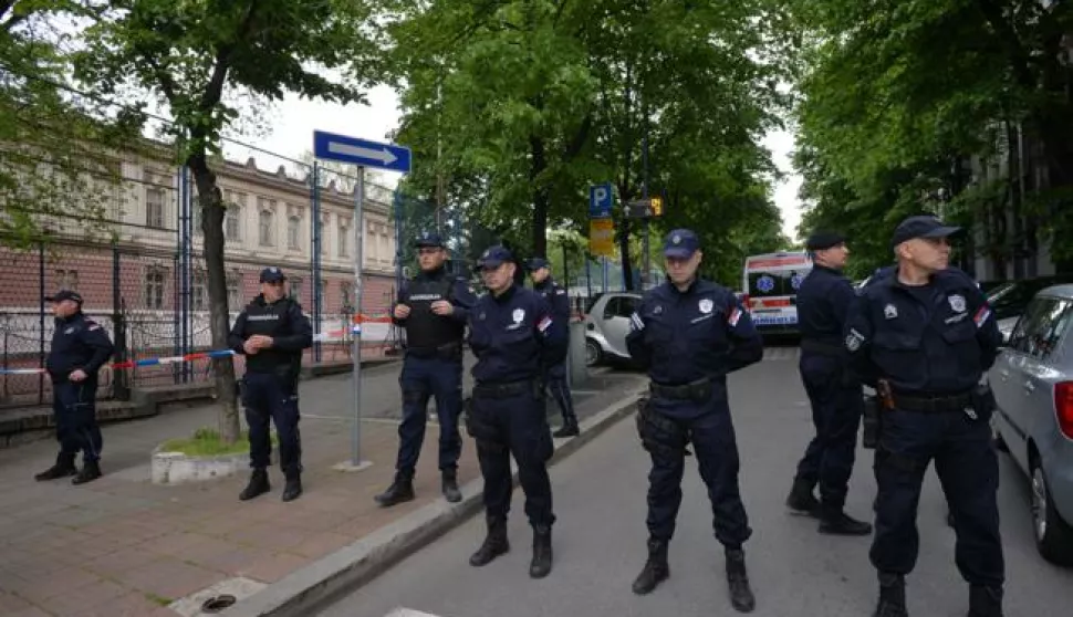 Beograd, 03.05.2023. - ДЊetrnaestogodiЕЎnji djeДЌak ustrijelio je u srijedu ujutro svoju nastavnicu u beogradskoj Osnovnoj ЕЎkoli "Vladislav Ribnikar" prije nego ЕЎto je otvorio vatru na druge uДЌenike i zaЕЎtitare i ubio ukupno devet ljudi, priopД‡ilo je srbijansko ministarstvo unutarnjih poslova. UДЌiteljica ozlijeД'ena u pucnjavi preminula je od ozljeda u Urgentnom centru. Do pucnjave je doЕЎlo u 8.40. Policija je uhitila napadaДЌa, za kojeg je navela da je ispalio viЕЎe hitaca najvjerojatnije iz oДЌevog piЕЎtolja. foto HINA/ TANJUG/ ZORAN ЕЅESTIД†/ bg/ ml