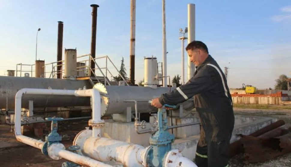 (191105) -- HASAKAH (SYRIA), Nov. 5, 2019 (Xinhua) -- A Syrian worker is seen in the Saida oil field in the countryside of Qamishli, northeastern Hasakah province, Syria, on Nov. 5, 2019. The Syrian army on Tuesday deployed in new areas rich in oil fields in the countryside of Hasakah province in northeastern Syria, the latest progress in the overall deployment of the Syrian army in Kurdish-held areas near the border with Turkey. (Str/Xinhua) Photo: XINHUA/PIXSELL