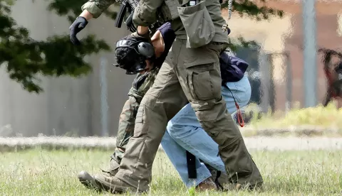 epa11563997 Federal Police officers lead the Solingen knife attack suspect out of the helicopter to his arraignment at the Federal Supreme Court (BGH) in Karlsruhe, Germany, 25 August 2024. The man, who stabbed passers-by at random with a knife during the city festival in Solingen, turned himself in to a police patrol on the evening of 24 August, police said. North Rhine-Westphalia's interior minister Herbert Reul announced late on 24 August that 'the man we've really been looking for the whole day has just been taken into custody.' Three people have been killed and eight others injured, five of them seriously, in the knife attack on 23 August, according to the police. EPA/RONALD WITTEK