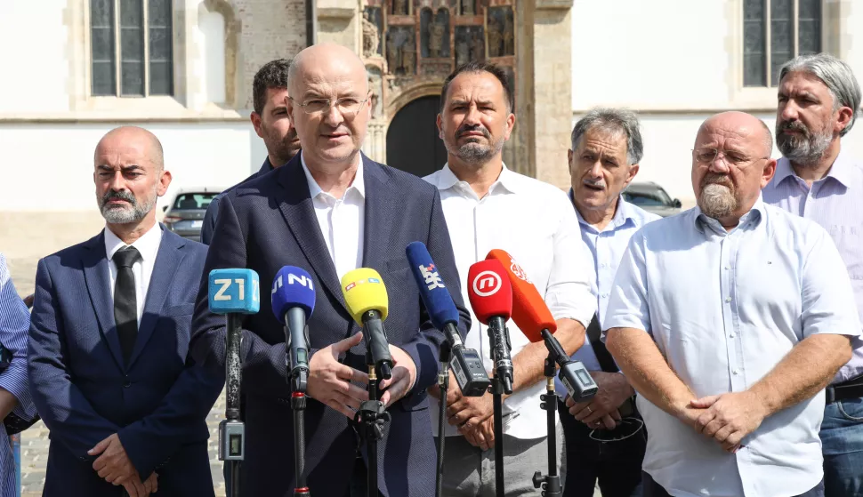 Zagreb, 26.08.2024. - Mario Radić, kandidat za predsjednika Domovinskog pokreta na unutarstranačkim izborima Domovinskog pokreta zajedno sa suradnicima, održao je konferenciju za medije. Tema konferencije su nadolazeći unutarstranački izbori i ostale političke aktualnosti. Na fotografiji Mario Radić, Igor Peternel, Davor Dretar.foto HINA/ Admir BULJUBAŠIĆ/ abu