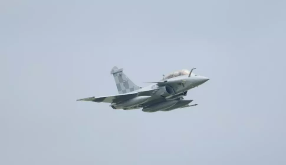 Zagreb, 25.04.2024 - Sveиanost prihvata prve skupine viљenamjenskih borbenih aviona Rafale u sastav Hrvatskog ratnog zrakoplovstva. Na slici Rafale borbeni zrakoplov slijeжe na Meрunarodnu zraиnu luku Franjo Tuрman.foto HINA/ Damir SENИAR/ ds