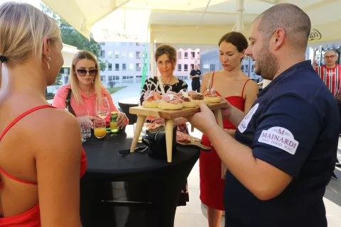 Osijek, 30. 08. 2024, Kappa cetar, Otvorenje nove pizzerie Bocconcino, vlasnika Alena Radanovića, sjvetskog prvaka u sparvljanju sezonske pizze...Alen Radanović.snimio GOJKO MITIĆ