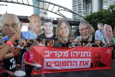 epa11556774 Families of Israeli hostages held by Hamas in Gaza and their supporters hold pictures of hostages with a banner reading 'Netanyahu sacrifices the lives of the hostages' as they call for an end to the war and sign a hostage deal during a protest outside the Kirya military headquarters in Tel Aviv, Israel, 20 August 2024. The Israeli military announced on 20 August that the bodies of six Israeli hostages -- named as Nadav Popplewell, Yagev Buchshtab, Avraham Munder, Yoram Metzger, Haim Perry and Alexander Dancyg -- were recovered from the Gaza Strip during an overnight military operation. According to a statement by the Israeli Government Press Office, 109 Israeli hostages remain in captivity in the Gaza Strip. Rallies in Israel have been critical of the government's handling of the crisis, demanding the immediate release of all hostages. EPA/ABIR SULTAN