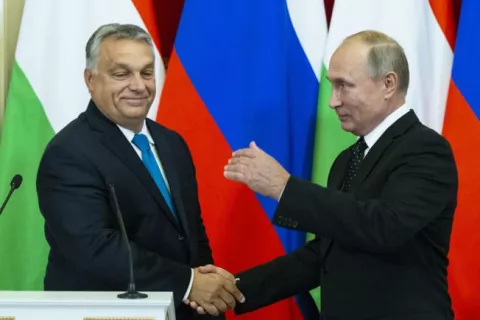 epa07030021 Russian President Vladimir Putin (R)sharks hands with Hungarian Prime Minister Viktor Orban during a joint news conference after their talks in the Kremlin in Moscow, Russia, 18 September 2018. Putin says 'a chain of tragic circumstances' is to be blamed for a Russian military aircraft shot down by a Syrian missile. He vowed to boost security for Russian troops there. EPA/ALEXANDER ZEMLIANICHENKO/POOL