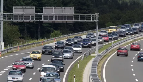 Zagreb, 01.07.2008 (arhivska fotografija) - Hrvatske autoceste (HAC) predlažu povećanje cestarina za 15 posto za sve skupine vozila obrazlažući to porastom troškova održavanja, upravljanja i građenja autocesta te podacima da se visina cestarina već duže vrijeme nije mijenjala. Na slici kolona automobila na autocesti A 1 Zagreb-Split, kod tunela Mala Kapela.foto FaH/ Damir SENČAR