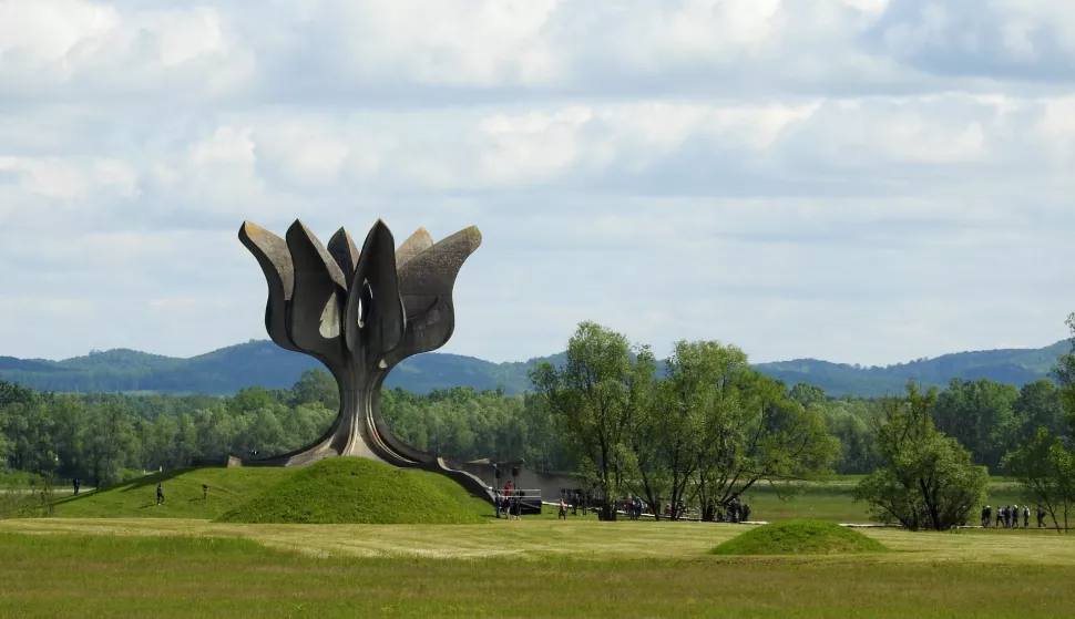 Jasenovac, 21.04.2024. - Kolonom sjećanja od Memorijalnog muzeja do spomenika Cvijet kod kojeg su umjesto vijenaca položili po jedan cvijet, državni vrh, predstavnici nacionalnih manjina, antifašisti i preživjeli zatočenici odali su u nedjelju počast žrtvama ustaškog logora Jasenovac u znak sjećanja na 79. godišnjicu proboja posljednjih zatočenika iz koncentracijskog logora Jasenovac. Na fotografiji spomenik Cvijet.foto HINA/ Nikola BLAŽEKOVIĆ/ ml