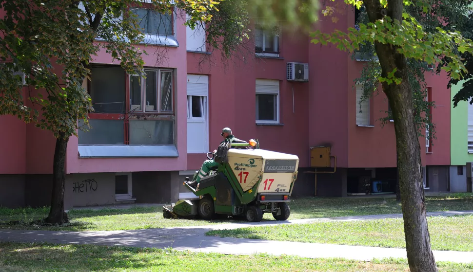 Osijek, 22. 07. 2024., Biševska ulica, UNIKOM,održavanje, košnja, košenje, trava, zelene površine, travnjak, park, parkovi, slobodnjak, slobodnjaciSNIMIO BRUNO JOBST