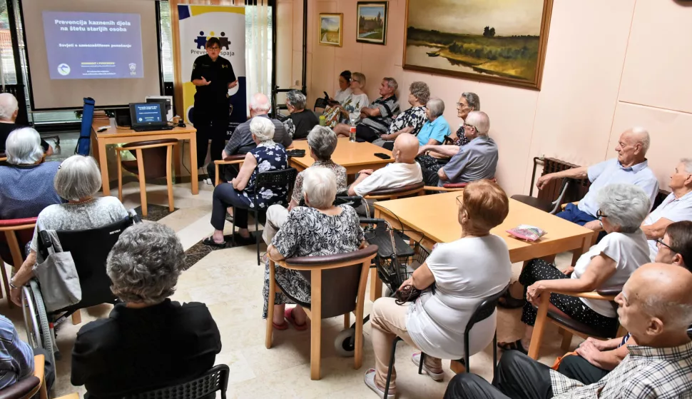 slavonija...Vinkovci...04.09.2024.Dom za starije i nemoćne osobe Vinkovci; predavanje korisnicima doma pod nazivom "Prevencija kaznenih djela na štetu starijih osoba"; na fotki - policijska službenica za prevenciju Marina Škarica;foto Gordan Panić