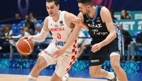 epa10155120 Croatia's Mario Hezonja (L) goes for a basket against Greece's Kostas Papanikolaou during the FIBA EuroBasket 2022 group C stage match between Croatia and Greece at Assago Forum, near Milan, Italy, 02 September 2022. EPA/Daniel Dal Zennaro