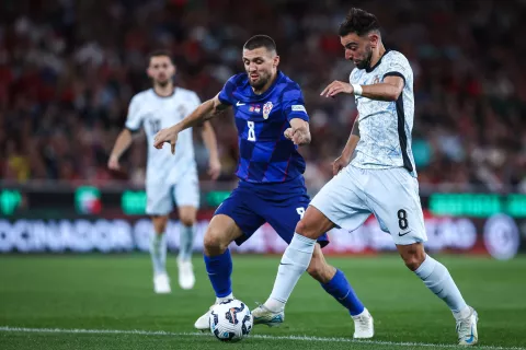 epa11588210 Bruno Fernandes (R) of Portugal in action against Mateo Kovacic (C) of Croatia during the UEFA Nations League group A soccer match between Portugal and Croatia, in Lisbon, Portugal, 05 September 2024. EPA/RODRIGO ANTUNES