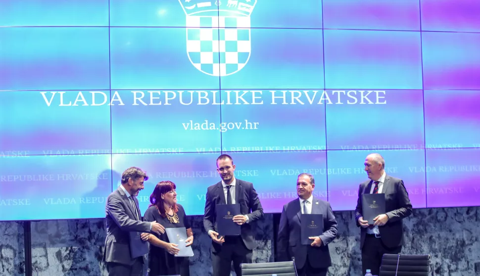 Zagreb, 06.09.2024. - Ministar regionalnoga razvoja i fondova Europske unije Šime Erlić, ministar zdravstva Vili Beroš, državni tajnik u Ministarstvu zdravstva Tomislav Dulibić, ravnatelj Središnje agencije za financiranje i ugovaranje projekata Europske unije Dragan Jelić te ravnateljica Hrvatskog zavoda za hitnu medicinu Maja Grba-Bujević potpisali su dva ugovora ukupno vrijedna 26.5 milijuna eura za hitnu medicinsku službu u Hrvatskoj.foto HINA/ Admir BULJUBAŠIĆ/ abu