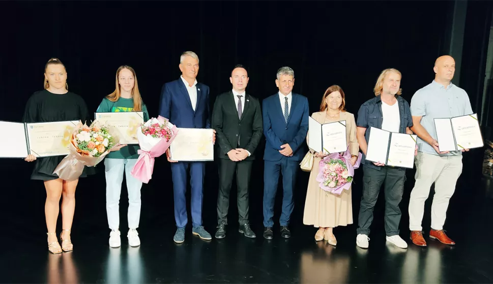 SLATINA, Tomo Tomić i Ilija Nikolić s dobitnicima gradskih javnih priznanja, 06.09.2024., snimio Petar Žarković