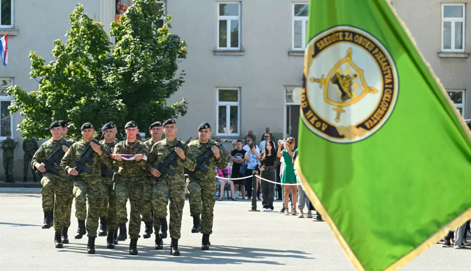 Požega, 30.08.2024. - Predsjednik Republike i vrhovni zapovjednik Oružanih snaga RH Zoran Milanović sudjelovao je na svečanoj prisezi 43. naraštaja ročnih vojnika na dragovoljnom vojnom osposobljavanju u Vojarni 123. brigade HV-a na kojoj je održao prigodni govor. foto HINA/ Ured predsjednika Republike Hrvatske/ Dario Andrišek/ ml