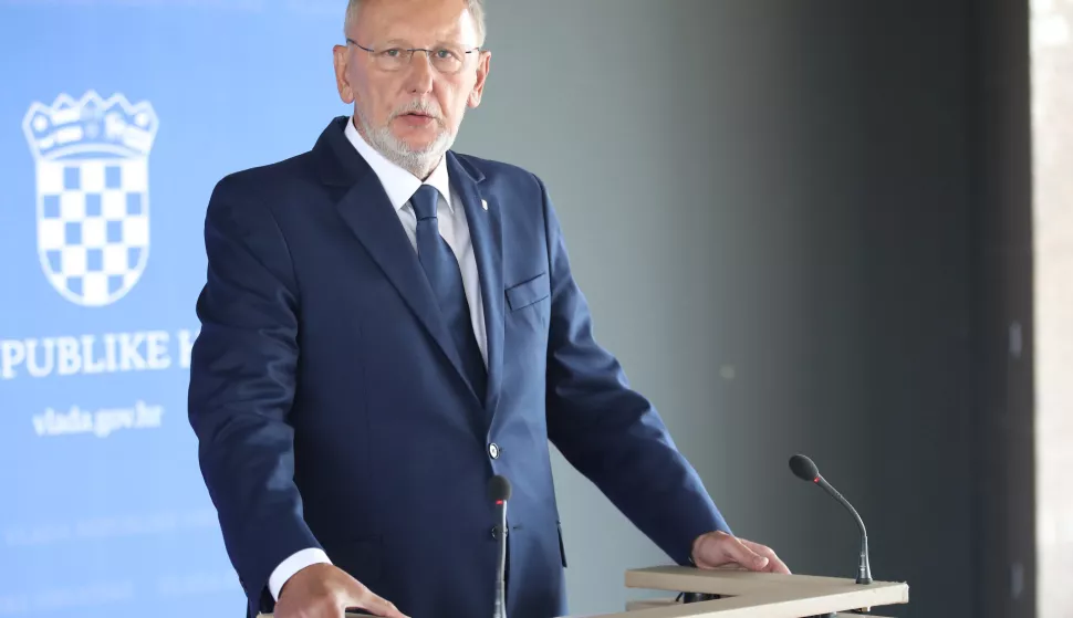 Zagreb, 22.08.2024. - Izjava ministara nakon sjednice Vlade RH. Na fotografiji Davor Božinovićo staranim radnicima.foto HINA/ Admir BULJUBAŠIĆ/ abu