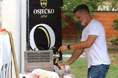 Osijek, 07. 09. 2024, X. tradicionalna roštiljada u Bogdonavačkoj ulici.snimio GOJKO MITIĆ