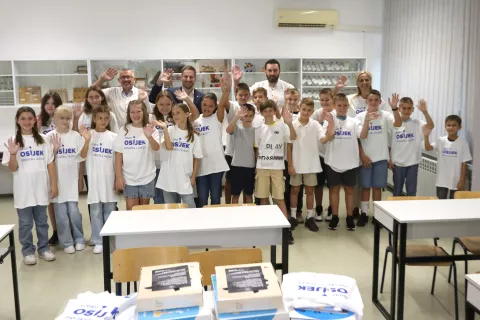 Osijek, 09. 09. 2024, Osnovna &scaron;kola Antuna Mihanovića, Gundulićeva. Prvi dan &scaron;kole, doček i priredba za prva&scaron;ćiće, Gradonačelnik Ivan Radić, nastavni paketi za sve učenike osnovnih &scaron;kola..snimio GOJKO MITIĆ