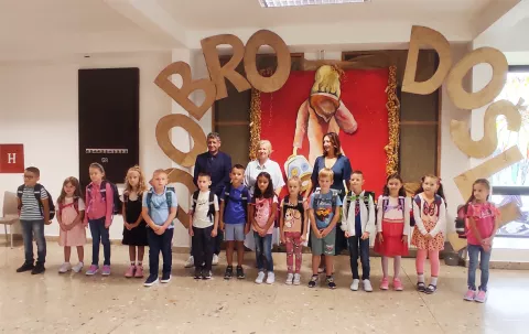 Novi učenici 1.b razreda, njihova učiteljica Željka Novotni, gradonačelnik Ilija Nikolić i ravnateljica Božica Majhen