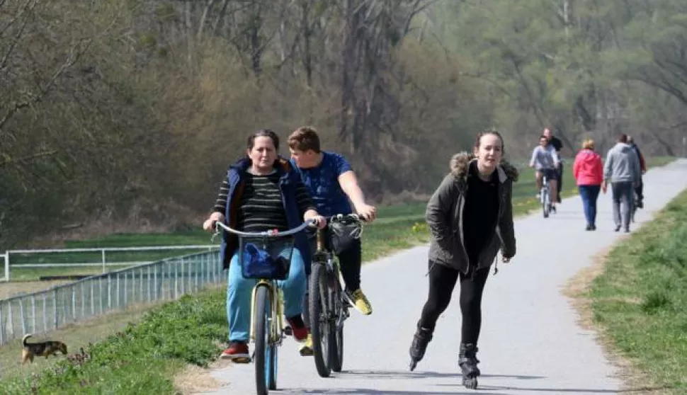 OSIJEK, 28. 03. 2020, PAMPAS, BENT, SETNJA VOZNJA BICIKLOM ROLANJE, KORONA VIRUS COVID-19snimio GOJKO MITIC