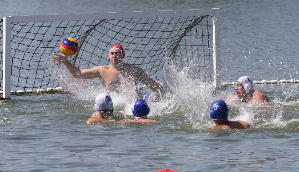 Osijek, 24. 08. 2024, Bajer na Jugu 2. Prvi amaterski vaterpolo turnir: "Vaterpolo na Bajeru".Okupio je deset ekipa. Ljegulje, Sjenjak, Jug 2, Udruga podvodnih sportova Osijek, Atomski mravi, Čuvari Đurđine nevinosti, VK Osijek, Paška Karašica, No Name i Tony Hawk...snimio GOJKO MITIĆ