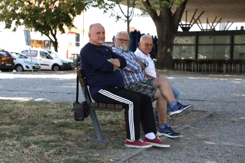 Osijek, 12. 09. 2024., Trg B. Jelačića, Donji grad, slobodnjaci, DGO slobodnjaci, slobodnjak, ekipa koja svakodnevno boravi na istoj klupi, umirovljenici SNIMIO BRUNO JOBST