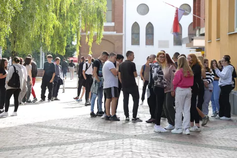 Osijek, 12. 09. 2024., Trg B. Jelačića, Donji grad, slobodnjaci, DGO slobodnjaci, slobodnjak, grupa djece, školski odmorSNIMIO BRUNO JOBST