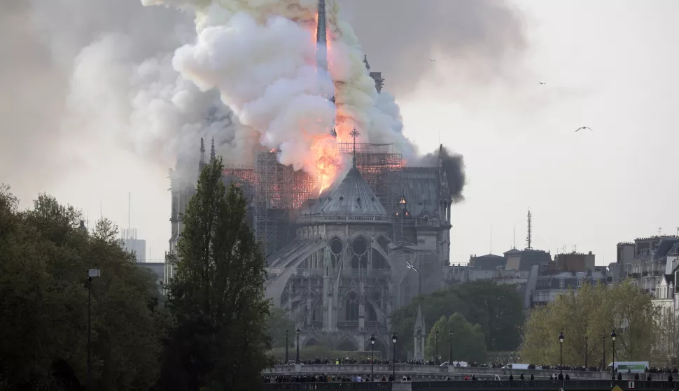 epaselect epa07508671 Flames on the roof of the Notre-Dame Cathedral in Paris, France, 15 April 2019. A fire started in the late afternoon in one of the most visited monuments of the French capital. EPA/IAN LANGSDON