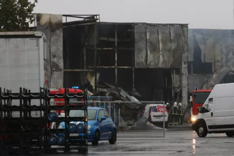 Osijek, 15. 09. 2024, Veliki požar uz Južnu obilaznicu u Osijeku. Izgorila skladišta između Južne obilaznice, Trpimirove i Vinkovačke iza benzinske postaje Garac. Vatrogasci i policija na ternu. Skladišta Lagermaxa, GLS-a i još nekih tvrtki...snimio GOJKO MITIĆ