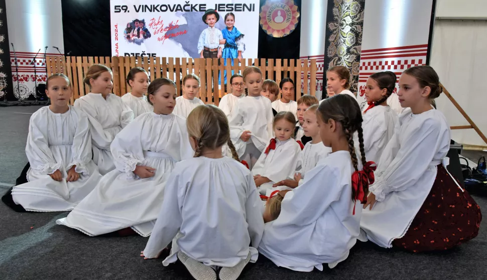 slavonija...Vinkovci...15.09.2024.59. Vinkovačke jeseni; zbog kiše otkazan mimohod dječjih Vinkovačkih jeseni, ali u velikom šatoru održana je međužupanijska smotra dječjih folklornih skupina; dfa Zagreb-Markovac, Zagreb;foto Gordan Panić