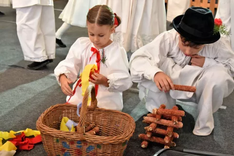 slavonija...Vinkovci...15.09.2024.59. Vinkovačke jeseni; zbog kiše otkazan mimohod dječjih Vinkovačkih jeseni, ali u velikom šatoru održana je međužupanijska smotra dječjih folklornih skupina; kud Rudar, Glogovac;foto Gordan Panić