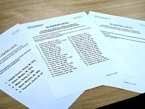 Zabok, 14.09.2024. - Kandidat za predsjednika SDP-a Siniša Hajdaš Dončič prvi je od kandidata za predsjednika koji je u subotu ujutro glasao na unutarstranačkim izborima koje provodi SDP, a tom je prilikom kazao kako želi da stranka bude prva, a ne druga u Hrvatskoj. Na fotografiji glasački listići.foto HINA/ Siniša KALAJDŽIJA/ ml