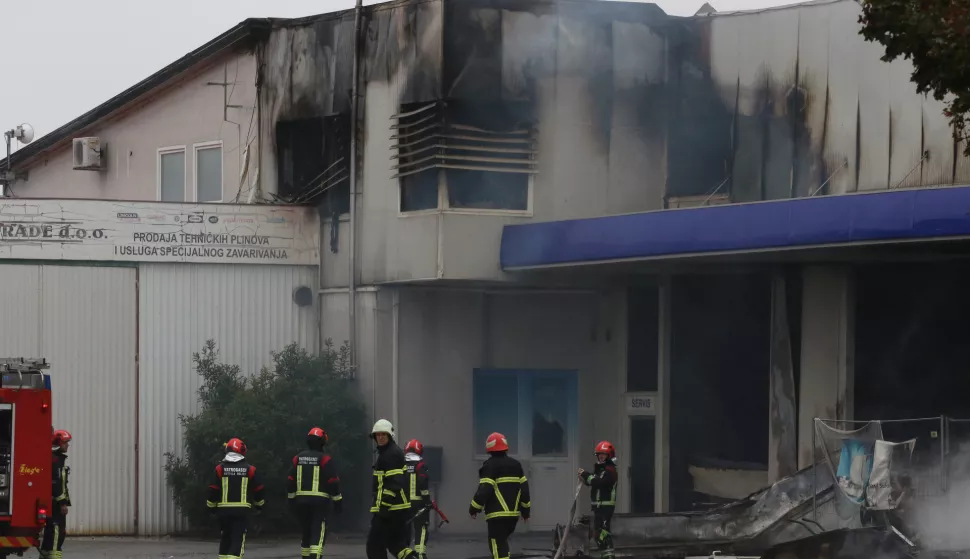 Osijek, 15. 09. 2024, Veliki požar uz Južnu obilaznicu u Osijeku. Izgorila skladišta između Južne obilaznice, Trpimirove i Vinkovačke iza benzinske postaje Garac. Vatrogasci i policija na ternu. Skladišta Lagermaxa, GLS-a i još nekih tvrtki...snimio GOJKO MITIĆ