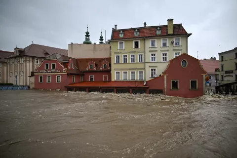 epa11605250 Flooded streets after the heavy rainfalls caused the flooding in Klodzko, southwestern Poland, 15 September 2024. The next 24-36 hours will be crucial for the southern regions of Poland experiencing record downpours. On 14 September, the Institute of Meteorology and Water Management (IMGW) reported that the water level exceeded the alarm condition at 41 hydrological stations and the warning condition at 30 stations. EPA/Maciej Kulczynski POLAND OUT