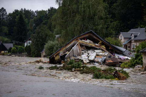 epa11605757 A damaged house after wave of overfloating Bela river following heavy rain in town of Jesenik, Czech Republic, 15 September 2024. Due to unusually intense rainfall significantly raised water levels affected most of regions in the Czech Republic. EPA/MARTIN DIVISEK