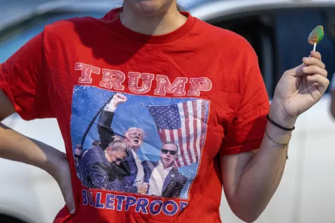 epa11606996 A supporter of former President Donald Trump stands near his Mar-a-Lago residence in West Palm Beach, Florida, USA on 15 September 2024. According to the FBI, they are following an investigation of what appears to be an attempted assassination of Former President Donald Trump. Palm Beach County Sheriff Ric Bradshaw said the US Secret Service agents found a man pointing an AK-style rifle with a scope into the club as Trump was on the course. EPA/CRISTOBAL HERRERA-ULASHKEVICH