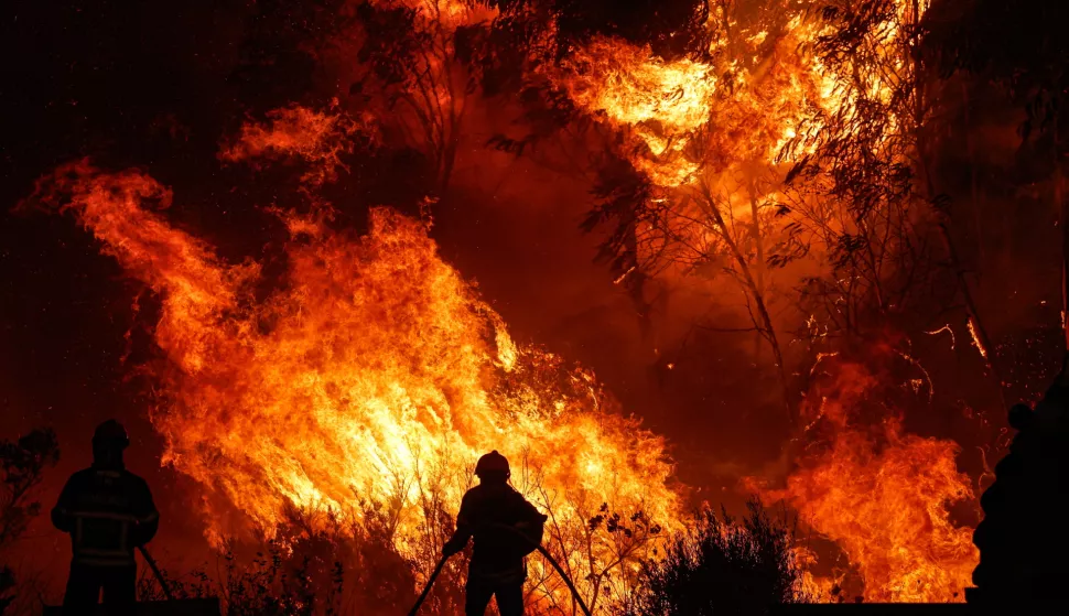 epaselect epa10789285 AFirefighters work to put out the flames in the municipality of Odemira, 07 August 2023. The fire, which broke out in the Baiona area, in the parish of São Teotónio, 05 August, has already forced the evacuation of four locations in the municipality of Odemira (Vale dos Alhos, Vale de Água, Choça dos Vales and Relva Grande) and a rural tourism unit. EPA/LUIS FORRA