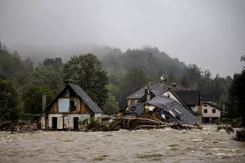 epa11607664 Collapsed houses are seen on the bank of the overflowing Bela River after heavy rain in the town of Jesenik, Czech Republic, 16 September 2024. Floods caused by heavy rains have been battering central and eastern Europe since 13 September, with at least six dead in Romania, one dead and several missing in the Czech Republic, and alarming water levels recorded in Poland. EPA/MARTIN DIVISEK