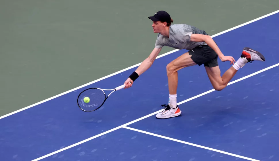 epa11593872 Jannik Sinner of Italy in action against Taylor Fritz of the United States during their men's final match of the US Open Tennis Championships at the USTA Billie Jean King National Tennis Center in Flushing Meadows, New York, USA, 08 September 2024. The US Open tournament runs from 26 August through 08 September. EPA/BRIAN HIRSCHFELD