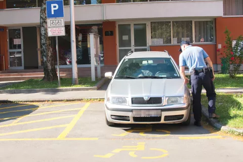 OSIJEK- 24.06.2020., Podrucni ured Pravobranitelja za osobe s invaliditetom, akcija nadzora koristenja parkiralisnih mjesta za osobe s invaliditetom prometne policije PU Osjecko-baranjske.Foto: Andrea Ilakovac