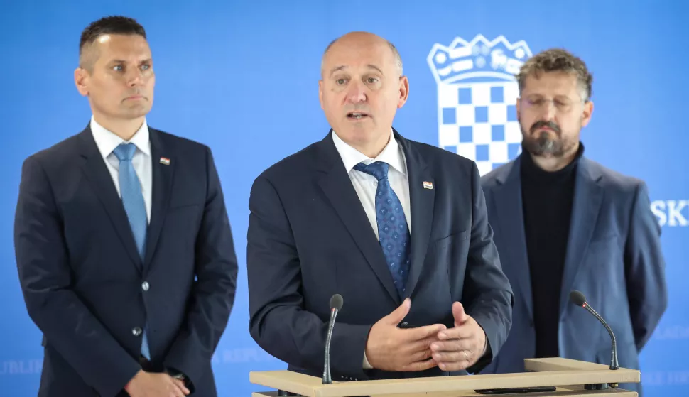 Zagreb, 17.09.2024. U organizaciji potpredsjednika Vlade i ministra prostornog uređenja, graditeljstva i državne imovine Branka Bačića i Ministarstva graditeljstva održala se sjednica Stručnog savjeta za obnovu. Izjava ministra Branka Bačića nakon sjednice.foto HINA/ Admir BULJUBAŠIĆ/ abu