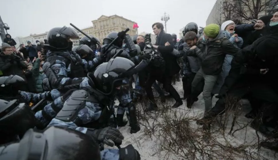 epa08960412 Russian special police units officers clash with protesters during an unauthorized protest in support of Russian opposition leader and blogger Alexei Navalny, in Moscow, Russia, 23 January 2021. Navalny was detained after his arrival to Moscow from Germany on 17 January 2021. A Moscow judge on 18 January ruled that he will remain in custody for 30 days following his airport arrest. Navalny urged Russians to take to the streets to protest. In many Russian cities mass events are prohibited due to an increasing number of cases of the COVID-19 pandemic caused by the SARS CoV-2 coronavirus. EPA/MAXIM SHIPENKOV