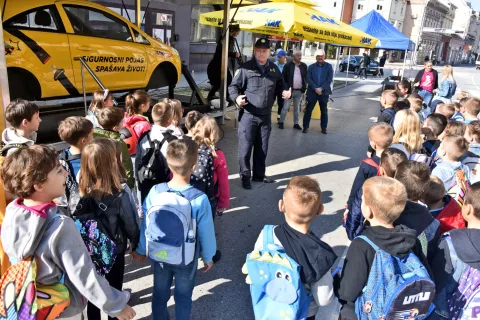 slavonija...Vinkovci...18.09.2024.raskrižje Ulice H.D. Genschera i Duge ulice; Policijska uprava vukovarsko-srijemska, u suradnji sa HAK Autoklub Vinkovci, s učenicima prvih razreda osnovnih škola provela preventivnu aktivnost "Sigurno u prometu";foto Gordan Panić