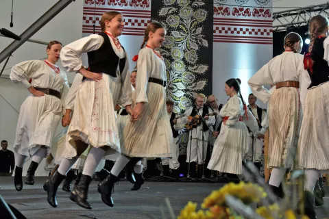 slavonija...Vinkovci...15.09.2024.59. Vinkovačke jeseni; zbog kiše otkazan mimohod dječjih Vinkovačkih jeseni, ali u velikom šatoru održana je međužupanijska smotra dječjih folklornih skupina; kud Rečica, Rečica;foto Gordan Panić