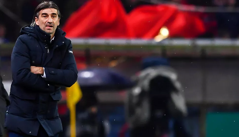 epa07190107 Genoa's Croatian head coach Ivan Juric reacts during the Italian Serie A soccer match between Genoa CFC and UC Sampdoria at Luigi Ferraris Stadium in Genoa, Italy, 25 November 2018. EPA/SIMONE ARVEDA