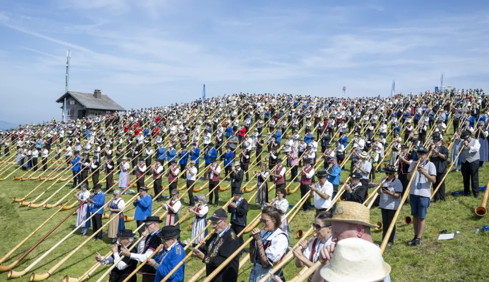 epa11575615 Alphorn players line up in the area on the occasion of an alphorn world record attempt with over 1,000 alphorn players at the Klewenalp Festival on the Klewenalp above Beckenried in the canton of Nidwalden, Switzerland, 31 August 2024. For the Guinness Alphorn world record, 555 alphorn players would have been enough, but over 1,000 alphorn players had registered. EPA/URS FLUEELER