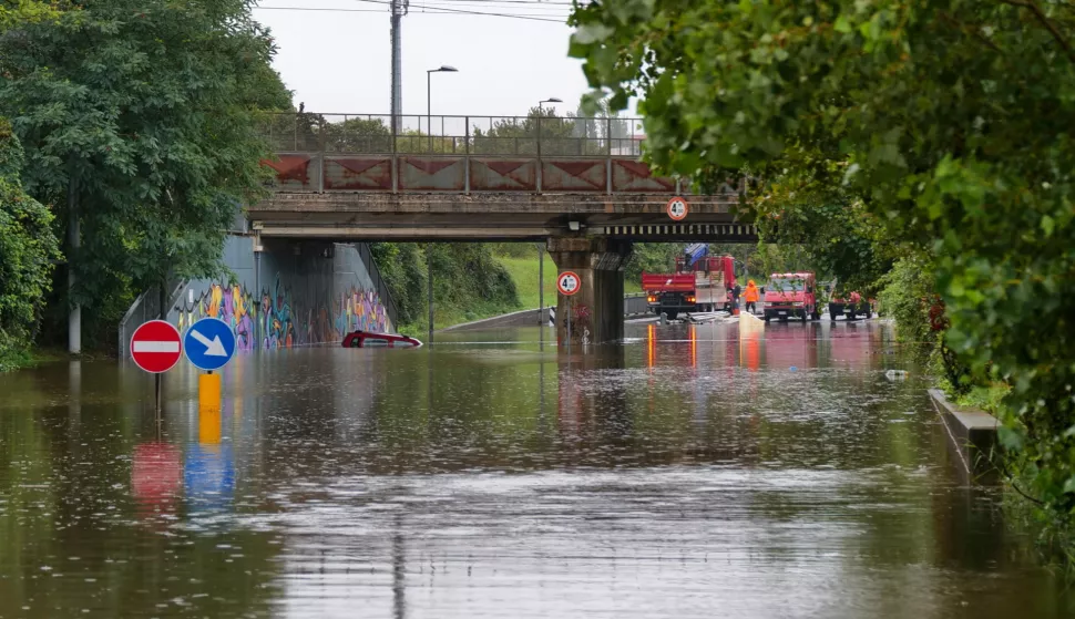 epa11613291 A car is trapped in the Celle underpass following the wave of bad weather that hit central Italy, in Rimini, Emilia-Romagna region, Italy, 19 September 2024. The low-pressure system Boris brought heavy rain to central and eastern Europe starting on 11 September 2024 with five times the average monthly rainfall for September within a few days according to the EU's Copernicus programme. Hundreds of thousands were evacuated from their homes across the region and more than twenty people died according to the latest reports from the countries affected. EPA/DORIN MIHAI